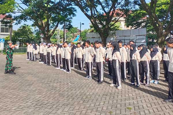 Babinsa Koramil 0833/03 Blimbing bina karakter anggota Pramuka SMKN 8. (ist) - Babinsa Koramil 0833/03 Blimbing Bina Karakter Anggota Pramuka SMKN 8