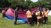 Babinsa Koramil 0833/04 Sukun berikan materi pemasangan tenda Pramuka. (ist) - Babinsa Koramil 0833/04 Sukun Berikan Materi Pemasangan Tenda Pramuka