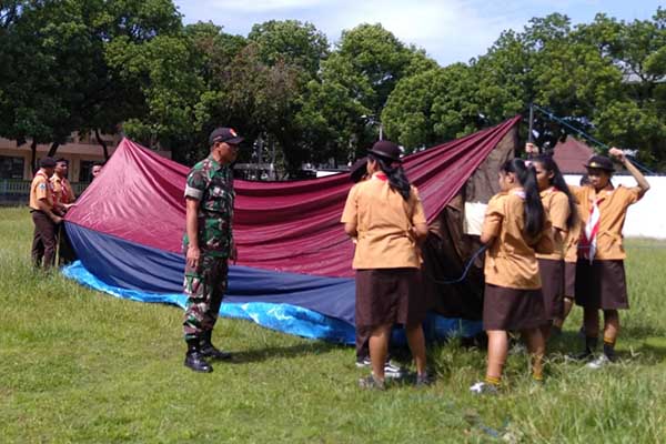 Babinsa Koramil 0833/04 Sukun berikan materi pemasangan tenda Pramuka. (ist) - Babinsa Koramil 0833/04 Sukun Berikan Materi Pemasangan Tenda Pramuka