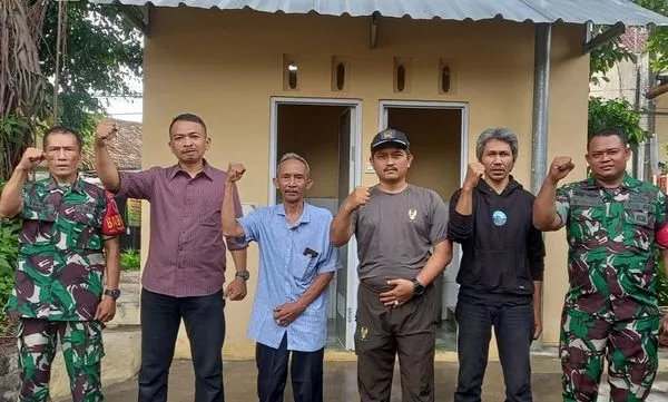 Babinsa Koramil 0833/01 Klojen Dampingi BaktiTer Testimoni Pembangunan Jamban Sehat