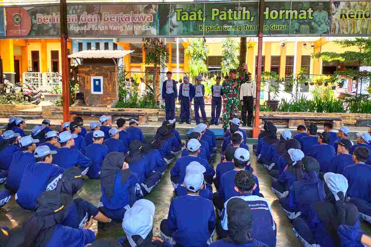 Babinsa Koramil 0833/03 Berikan Wasbang Pelajar SMKN 8 Malang
