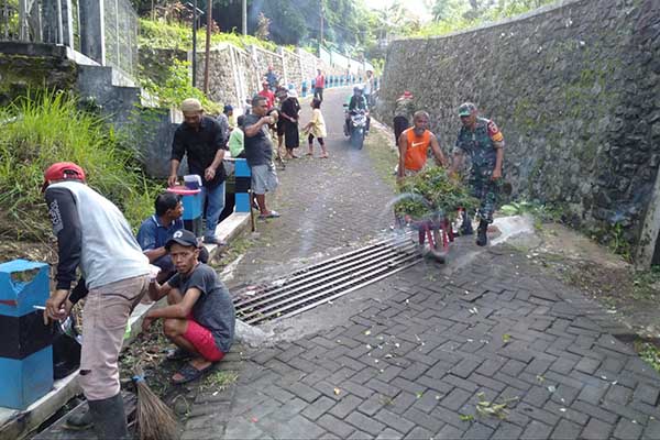 Babinsa Sukun bersama masyarakat karya bakti bersihkan TPU. (ist) - Babinsa Sukun Bersama Masyarakat Karya Bakti Bersihkan TPU