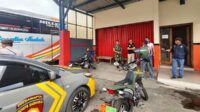 Babinsa dan Bhabinkamtibmas Blimbing usai rapat koordinasi Rosalia Indah. (ist) - Babinsa Koramil 0833/03 Blimbing Rapat Koordinasi Rosalia Indah, Parkir Dihapus