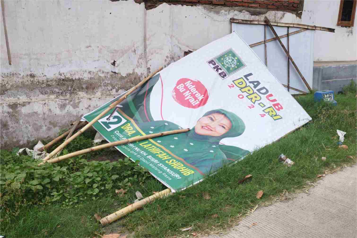 Banner Calon DPR RI Timpa Ibu dan Dua Anak hingga Alami Luka Serius