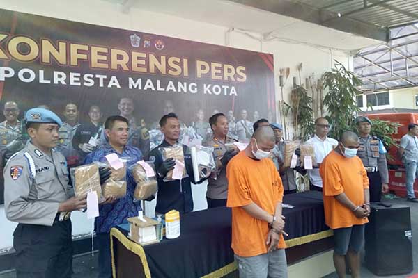 Barang bukti diamankan di Polresta Malang Kota. (ws10) - Polresta Makota Amankan 11 Kilogram Ganja, Diduga untuk Pesta Tahun Baru
