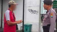 Bhabinkamtibmas melakukan penindakan terhadap oknum jukir meresahkan. (ist) - Laporkan, Dishub Bersama TNI-POLRI Tindak Tegas Oknum Jukir Meresahkan