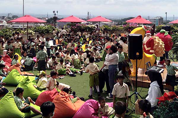 Breakfast with Santa di rooftop Malang Town Square (Matos) bersama siswa Corjesu dan Sang Timur. (ws9) - Christmas School Celebration Matos Bersama Anak-anak Lintas Suku dan Budaya