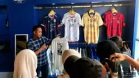 Sasar Wisatawan, Arema FC Buka Official Store di Toko Oleh-oleh