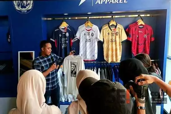 Sasar Wisatawan, Arema FC Buka Official Store di Toko Oleh-oleh