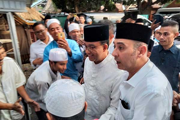 Capres-Cawapres nomor urut 01 Anies Baswedan dan Muhaimin Iskandar sowan pada pengasuh Pondok pesantren Walisongo di Kabupaten Situbondo, Kamis (28/12/2023). (Seru.co.id/fin) - Capres Cawapres AMIN Sowan ke Pengasuh Ponpes Walisongo di Situbondo