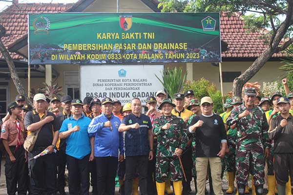 Dandim 0833/Kota Malang bersama TNI-POLRI dan elemen masyarakat yang terlibat. (ist) - Kodim 0833/Kota Malang Karya Bakti Pembersihan Drainase dan Penanaman Pohon