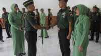 Dandim 0833 memberikan ucapan selamat kepada Danramil 0833/01 Klojen, Lettu Inf Kieswo Sudigo. (ist) - Dandim 0833 Pimpin Upacara Tradisi Masuk Satuan Jajaran Kodim