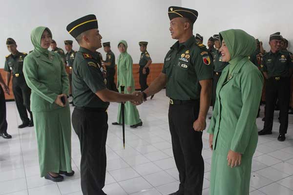 Dandim 0833 memberikan ucapan selamat kepada Danramil 0833/01 Klojen, Lettu Inf Kieswo Sudigo. (ist) - Dandim 0833 Pimpin Upacara Tradisi Masuk Satuan Jajaran Kodim