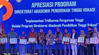 Direktur Polinema menerima penghargaan Apresiasi Program Direktorat APTV 2023. (ist) - Polinema Raih 6 Penghargaan Apresiasi Program Direktorat APTV 2023