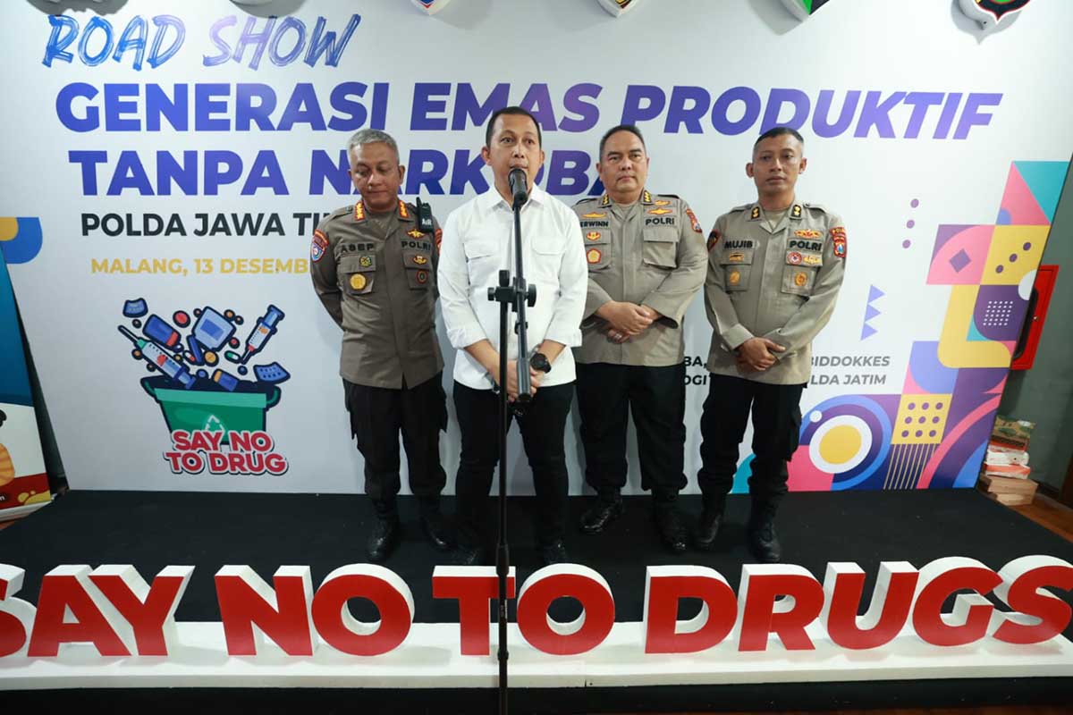 Dirnarkoba Polda Jatim Kombes Pol Arie Ardian Rishadi (tengah), didampingi Dirbinmas Kombes Pol Asep Rosadi dan Kabiddokkes Kombes Pol dr. Erwinn Zainul Halim. (ist) - Cegah Narkotika Kalangan Pelajar, Polda Jatim Road Show Generasi Emas Produktif Tanpa Narkoba