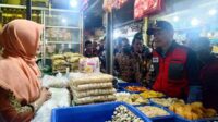 Dr Ir Wahyu Hidayat MM berdialog bersama salah satu pedagang di Pasar Besar. (ws10) - Pj Wali Kota Malang Pastikan Harga dan Stok Bahan Pokok Aman Selama Nataru