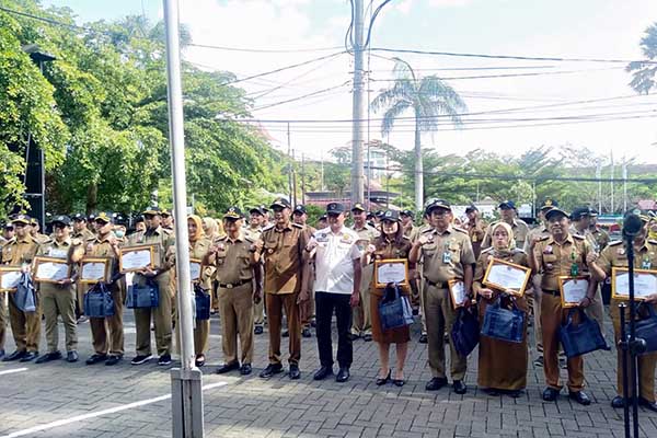 Dr Ir Wahyu Hidayat MM berikan penghargaan kepada sebelas kelurahan di Kecamatan Klojen. (ws10) - Lampaui Target PBB, Pj Wali Kota Malang Apresiasi Kecamatan Klojen dan Lurah Berprestasi