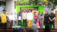 Dr Ir Wahyu Hidayat MM bersama Prof Bisri saat acara pembagian sembako dan pasar murah. (ws10) - Pj Wali Kota Malang Apresiasi Pembagian Sembako dan Pasar Murah oleh Masyarakat RW IV Penanggungan