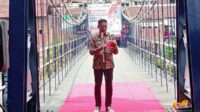 Dr Ir Wahyu Hidayat MM memberikan arahan di atas jembatan Lembayung. (Seru.co.id/ws10) - Tasyakuran Jembatan Lembayung, Pj Walikota: Semoga Bermanfaat untuk Perekonomian