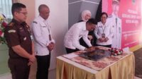 Dr Ir Wahyu Hidayat MM menandatangani prasasti peresmian Depot Arsip Dispussipda Kota Malang. (ws10) - Pj Wali Kota Malang Resmikan Depot Arsip, Siap Maksimalkan Penyimpanan