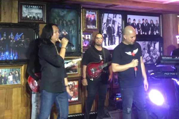 Duet Gagah Wibowo dan Ahmad Dhani di Dewa 19 Sky Lounge. (ws9) - Ahmad Dhani Meriahkan Launching Dewa 19 Sky Lounge The Alana Hotel Malang