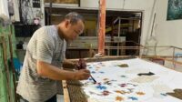 Fatkhul dengan karya batik sedang dalam proses pembuatan. (Seru.co.id/dik) - Berawal dari Hobi Koi dan Melukis, Fatkhul Ciptakan Batik Koi Tiga Dimensi