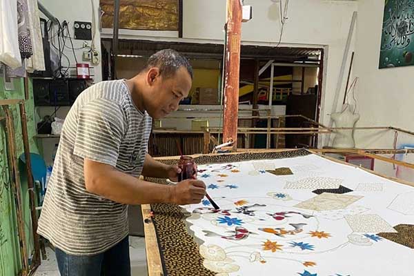 Fatkhul dengan karya batik sedang dalam proses pembuatan. (Seru.co.id/dik) - Berawal dari Hobi Koi dan Melukis, Fatkhul Ciptakan Batik Koi Tiga Dimensi