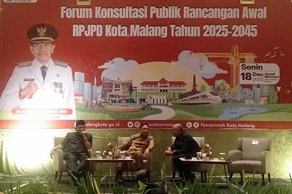 Forum konsultasi publik rancangan awal RPJPD Kota Malang. (ws10) - RPJPD 2025-2045, Menuju Malang Berdaya Saing Global Sejahtera dan Berkelanjutan
