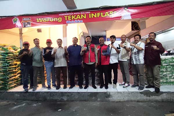 Foto bersama Pemkot, TPID dan pelaksana Warung Tekan Inflasi Kota Malang. (rhd) - Pemkot Malang Buka Warung Tekan Inflasi Mbois Ilakes di Tiga Pasar, Simak Harganya