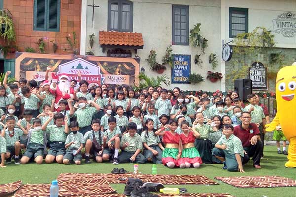 Foto bersama siswa Corjesu dan Sang Timur di rooftop Matos pada acara Christmast School Celebration. (ws9) - Christmas School Celebration Matos Bersama Anak-anak Lintas Suku dan Budaya