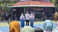 Foto saat memberikan sepeda kepada kedua siswi SMKN 3 Malang. (ist) - Dua Siswi SMK Negeri 3 Malang Dapat Sepeda dari Presiden RI