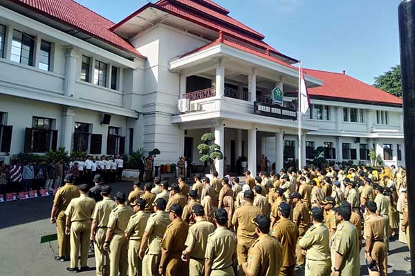 Gelaran apel pagi di halaman Balaikota, Senin (18/12/2023). (ws10) - Pemkot Malang Kembali Raih Penghargaan Kinerja Pertumbuhan Realisasi Investasi Terbaik se-Jatim