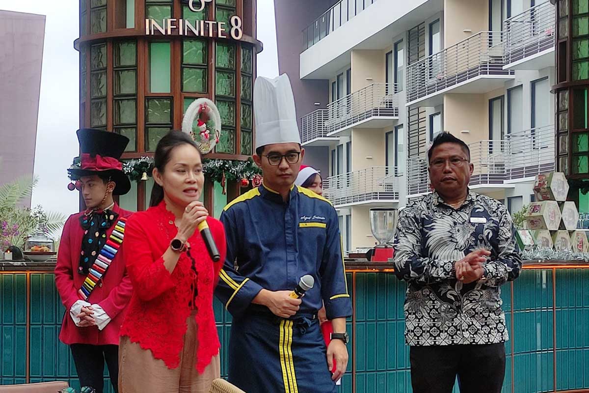 General Manager dan FBM Cluster Golden Tulip Holland Resort Batu menjelaskan tema Alice In Goldenland menyambut tahun baru. (rhd) - Sambut Tahun Baru, Golden Tulip Holland Resort Batu Usung Alice In Goldenland