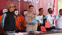 Kapolres Batu menunjukkan barang bukti saat konferensi pers siang tadi. (ist) - Satreskoba Polres Batu Gagalkan Peredaran Setengah Kilo Lebih Sabu