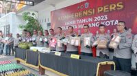 Kapolresta Makota menunjukkan barang bukti narkoba selama tahun 2023. (ws10) - Sepanjang 2023, Polresta Makota Selamatkan 108.000 Jiwa dari Narkoba