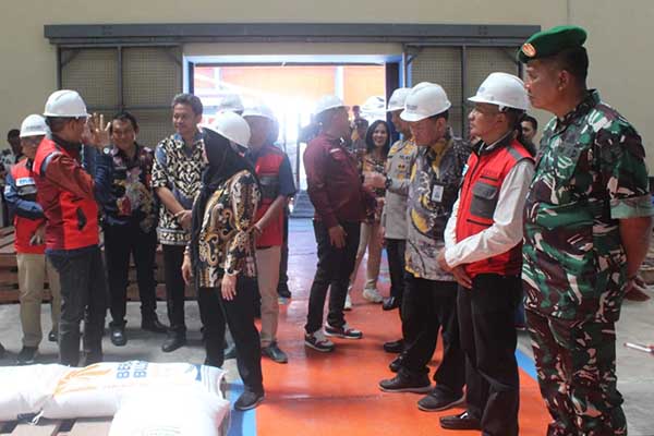 Kasdim 0833 dampingi Forkompimda cek stabilitas harga komoditas. (ist) - Kasdim 0833 Dampingi Forkompimda Cek Stabilitas Harga Komoditas