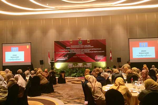 Kepala BKPSDM menjelaskan Pendataan dan Pengolahan Administrasi Kepegawaian, Peta dan Anjab. (ws9) - Disdikbud dan BKSDM Gelar Pendataan dan Pengolahan Administrasi Kepegawaian dan Anjab