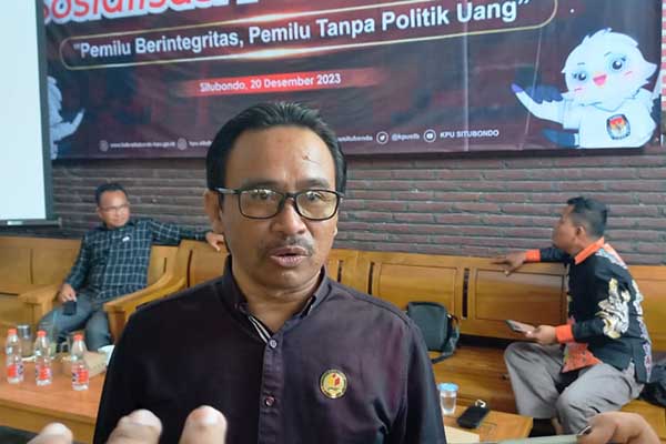 Ketua Bawaslu Kabupaten Situbondo, Ahmad Faridl Ma'ruf saat di wawancara sejumlah wartawan. (Seru.co.od/fin) - Ketua Bawaslu Situbondo Serukan Politik Uang Musuh Bersama
