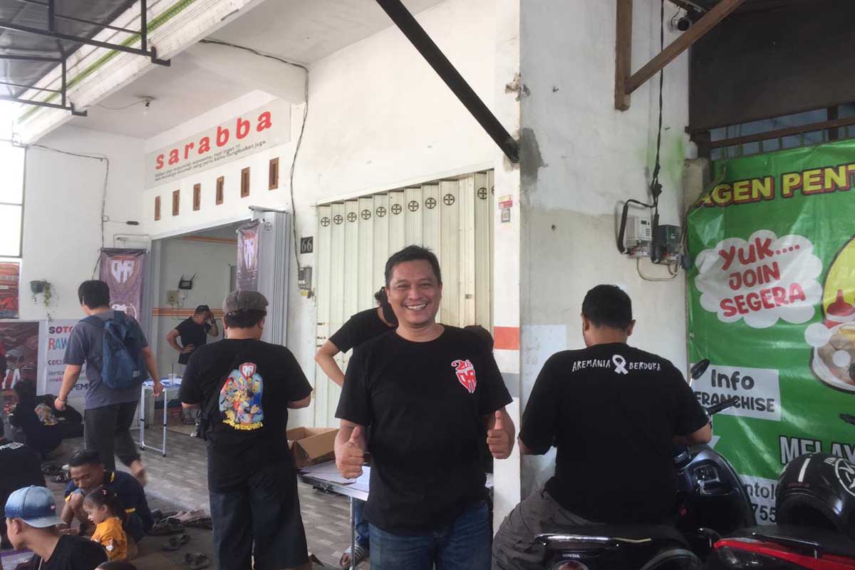 Ketua Diecast Malang Raya (DMR), Adit, disela pameran diecast. (ws9) - HUT Diecast Malang Raya Gelar Pameran Mobil-mobilan