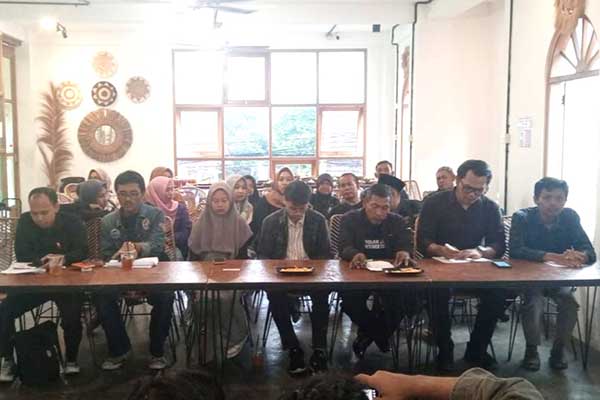 Koalisi Masyarakat Sipil Malang Raya saat diskusi dan rilis. (ist) - Koalisi Masyarakat Sipil Malang Raya: Debat Capres Tidak Pro-Yustisia