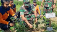 Kodim 0826 Pamekasan bersama pemerintah Daerah saat melakukan penanaman pohon. (Seru.co.id/udi) - Cegah Longsor dan Banjir, Kodim 0826 Tanam Ratusan Pohon di Tanggul Sungai Afour