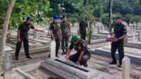 Kodim 0833 kerahkan personel ziarah dan tabur bunga. (ist) - Kodim 0833 Kerahkan Personel Ziarah dan Tabur Bunga