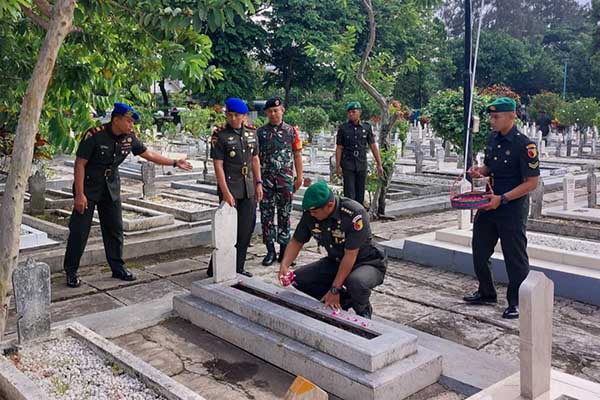 Kodim 0833 kerahkan personel ziarah dan tabur bunga. (ist) - Kodim 0833 Kerahkan Personel Ziarah dan Tabur Bunga