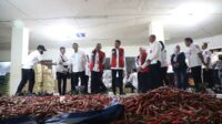 Komoditi cabai merah di Warung Mbois Ilakes dinilai mampu kendalikan inflasi. (pro) - Pj Wali Kota Gelontorkan BTT Rp2 M untuk Warung Mbois Ilakes Kendalikan Inflasi