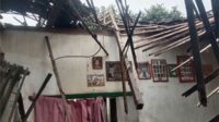 Kondisi atap rumah yang rusak tersapu angin kencang di Kecamatan Turen. (ist) - Angin Kencang Disertai Hujan Robohkan Atap Rumah di Turen