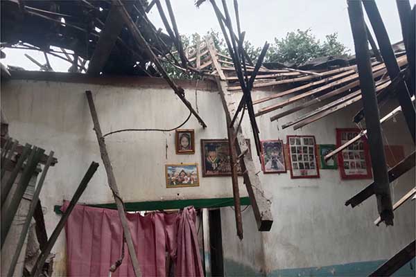 Kondisi atap rumah yang rusak tersapu angin kencang di Kecamatan Turen. (ist) - Angin Kencang Disertai Hujan Robohkan Atap Rumah di Turen