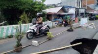 Kondisi jembatan Tirto Taruno yang ambles tak kunjung diperbaiki. (ws10) - Tiga Bulan Berlalu, Jembatan Tirto Taruno Ambles Tak Kunjung Diperbaiki