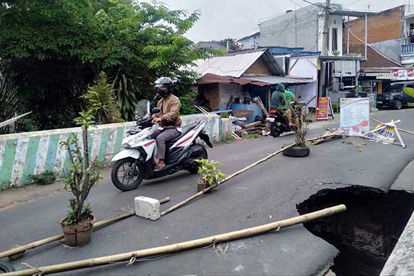 Kondisi jembatan Tirto Taruno yang ambles tak kunjung diperbaiki. (ws10) - Tiga Bulan Berlalu, Jembatan Tirto Taruno Ambles Tak Kunjung Diperbaiki