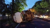 Truk Tronton Oleng dan Terguling di Singosari