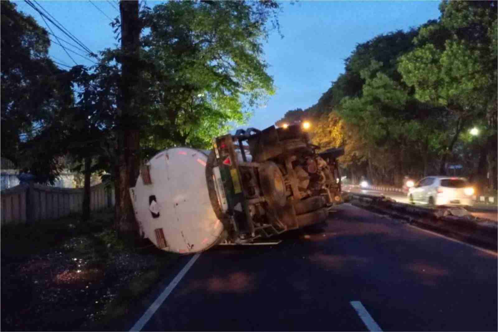 Truk Tronton Oleng dan Terguling di Singosari